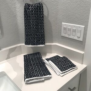 NWT Threshold Geometric Black and White Towel Set
2 washcloths 
2 hand
2 bath